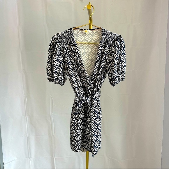 Boden‎ puff sleeve plunge neck shorts romper. EUC. Size 10P - Picture 3 of 6